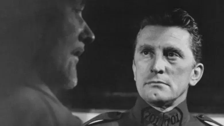 Senderos de gloria - Fondo