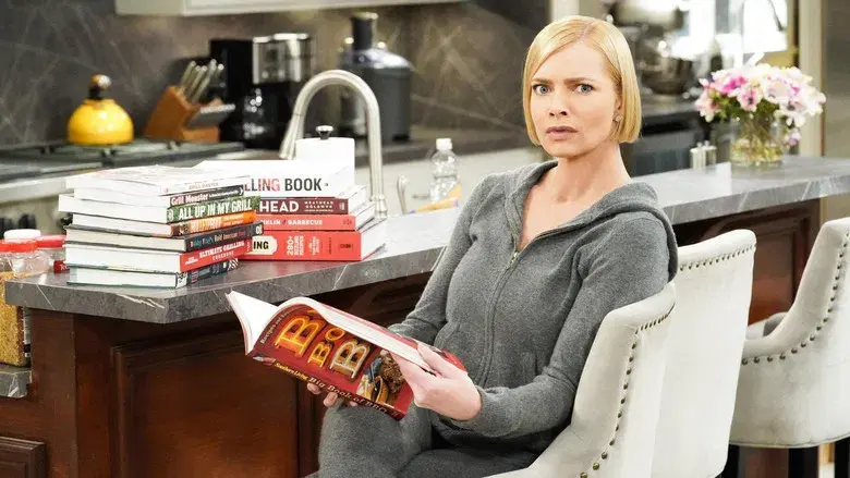 Un gnomo de jardín deprimido y un guardabarros