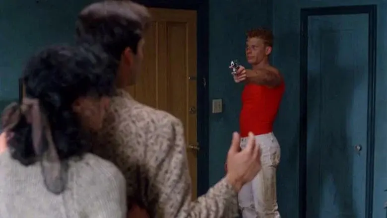 Perseguido por todos - Fondo