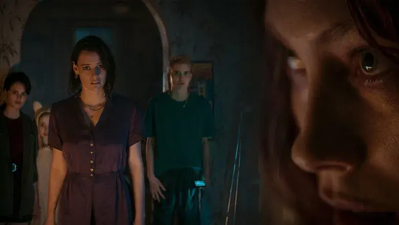 Posesión infernal: El despertar - Fondo