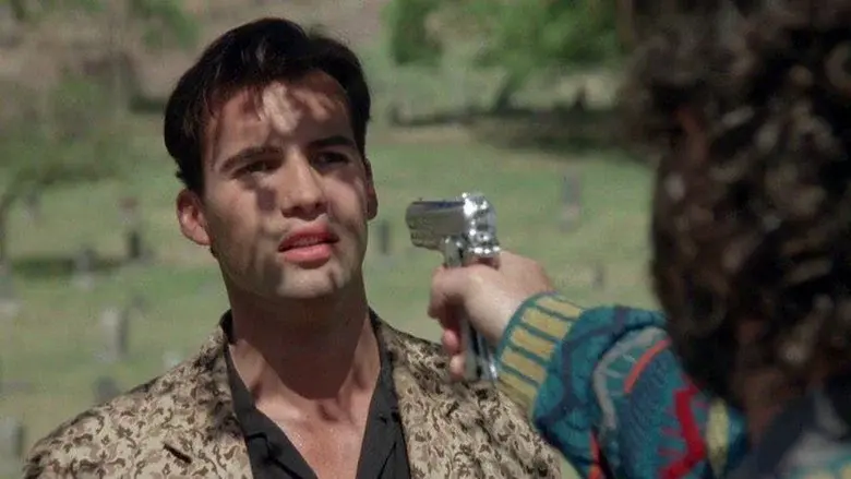 Perseguido por todos - Fondo