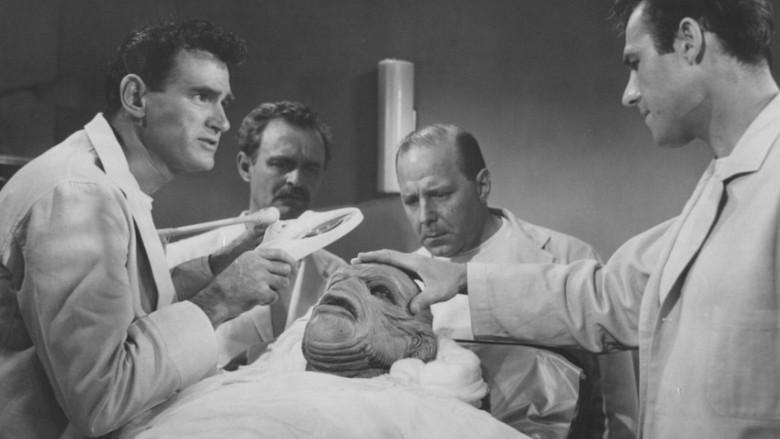 El monstruo camina entre nosotros - Fondo