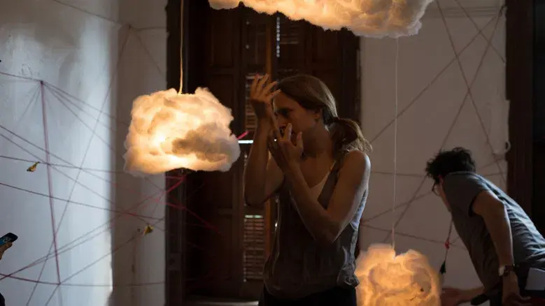 Madeline's Madeline - Fondo