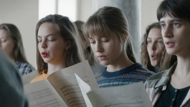 La chica del coro (Little Trouble Girls) - Fondo