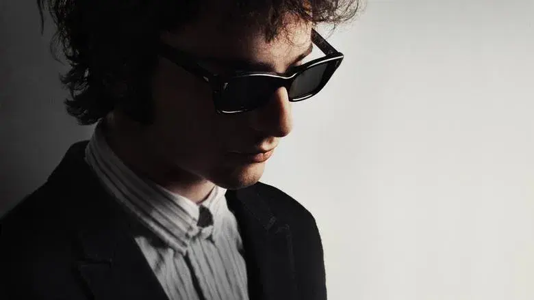 A Complete Unknown - Fondo