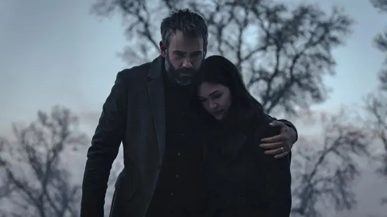 La huérfana: Primer asesinato - Fondo