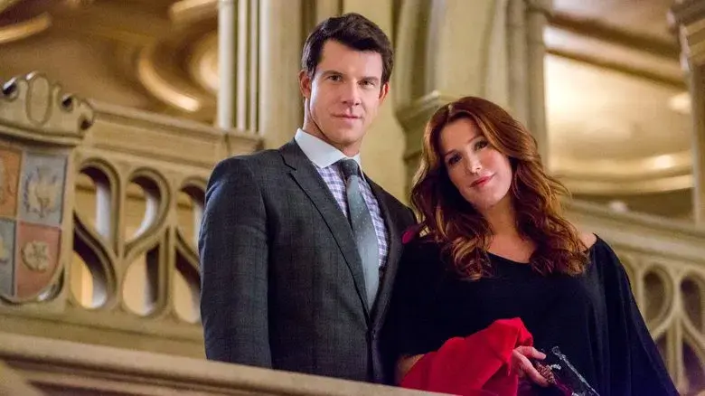 Signed, Sealed, Delivered: From Paris with Love - Fondo