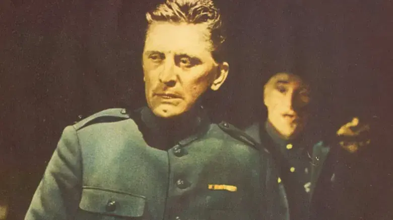 Senderos de gloria - Fondo