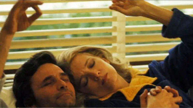 Una mujer bajo la influencia - Fondo