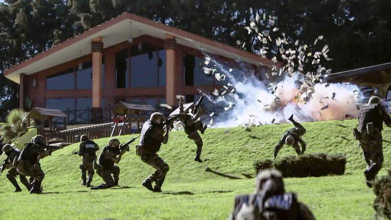 La DEA y la marina entra a la casa de Aurelio