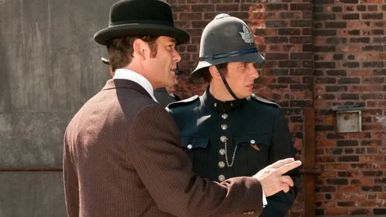 Atrás y a la izquierda