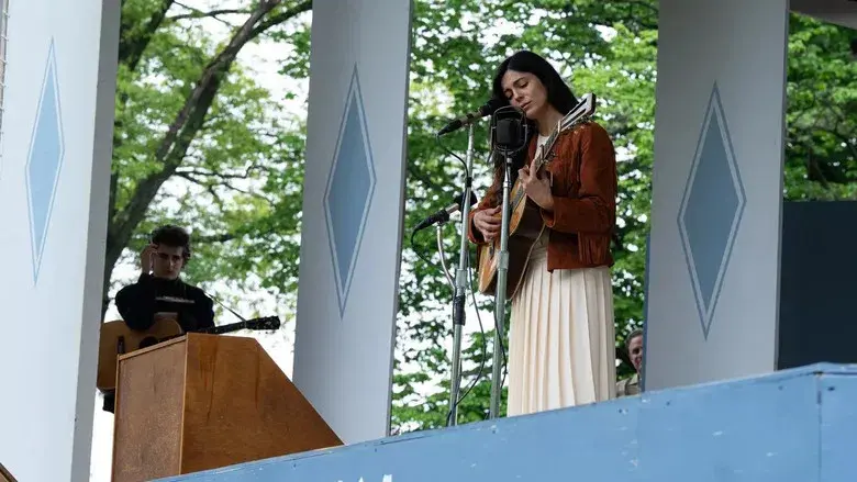 A Complete Unknown - Fondo