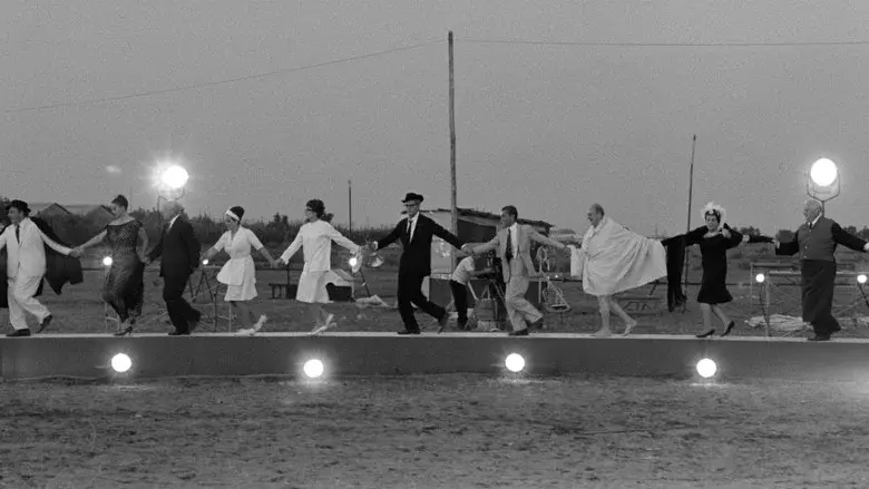 Fellini, ocho y medio - Fondo