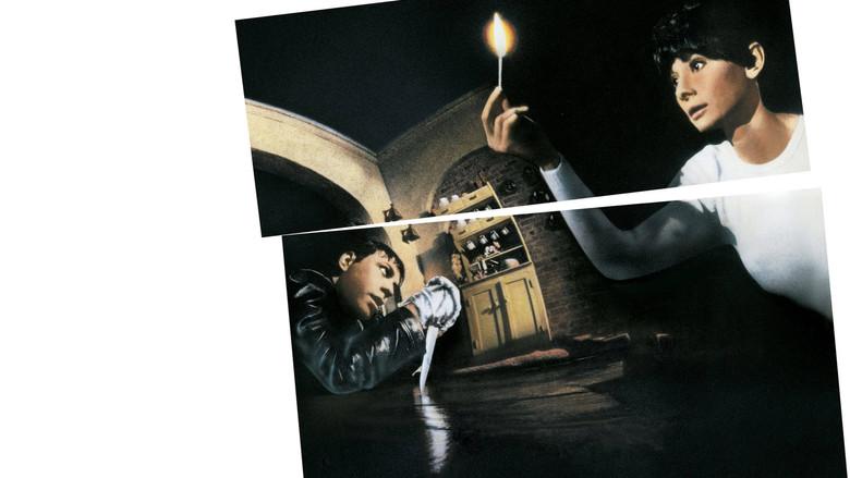 Sola en la oscuridad - Fondo