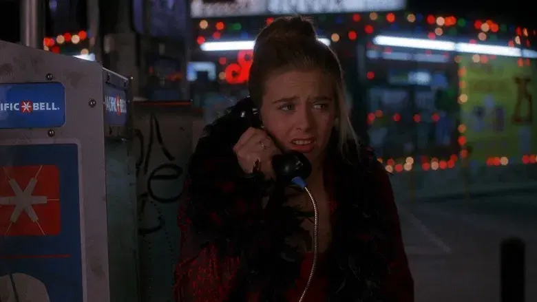 Clueless (Fuera de onda) - Fondo