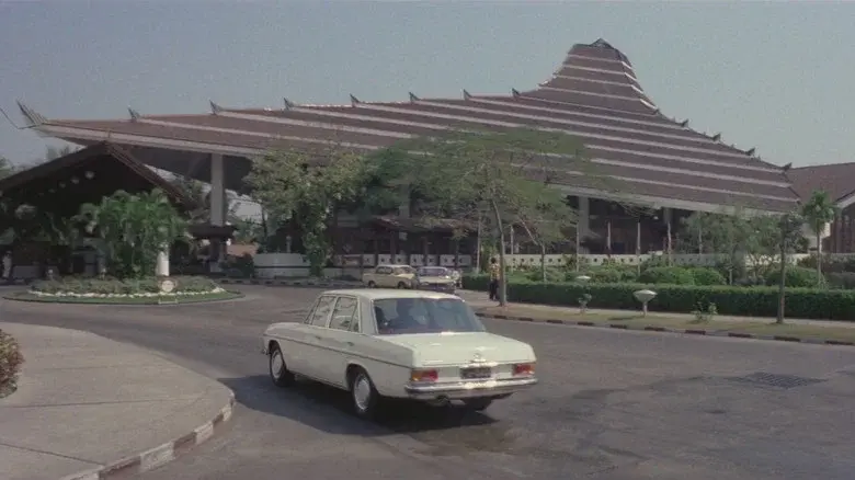 Emanuelle negra se va al oriente - Fondo