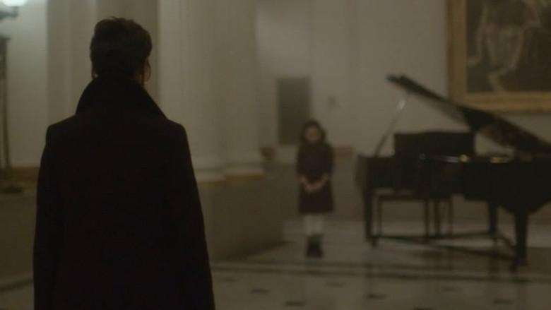 La huérfana: Primer asesinato - Fondo