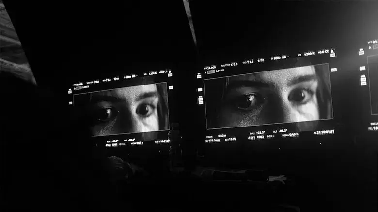 Strangers: Capítulo 2 - Fondo