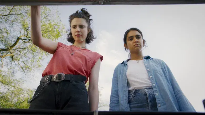 Dos chicas a la fuga - Fondo