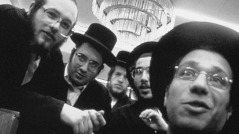 Trembling Before G-d - Fondo