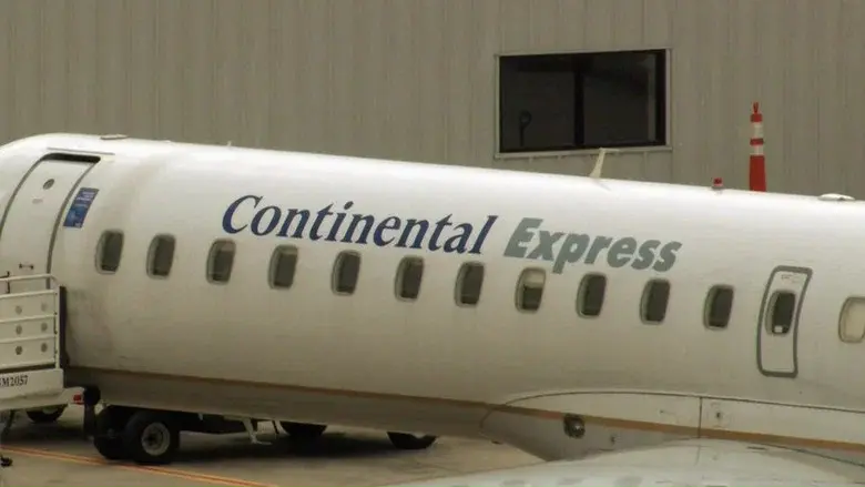 Un avión que se desintegra