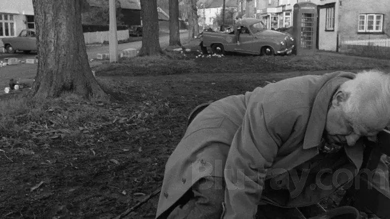 El pueblo de los malditos - Fondo