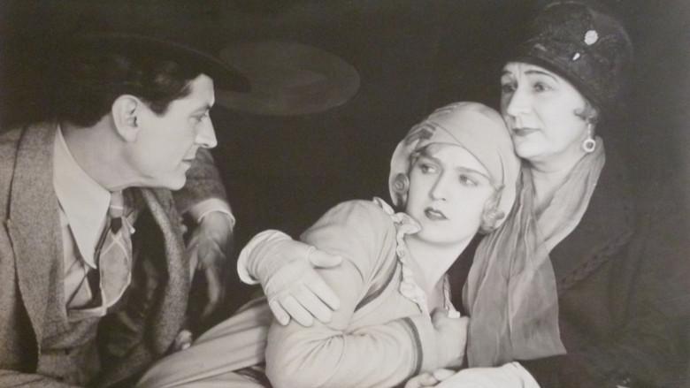 Glorifying the American Girl - Fondo