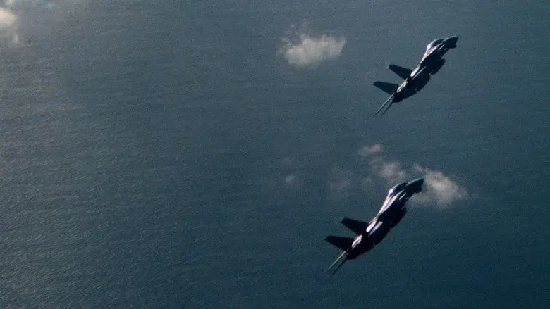 Top Gun: Ídolos del aire - Fondo