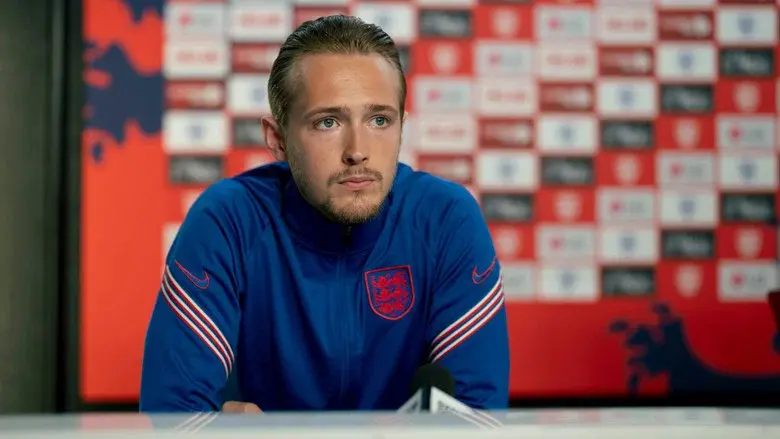 Dear England - Fondo