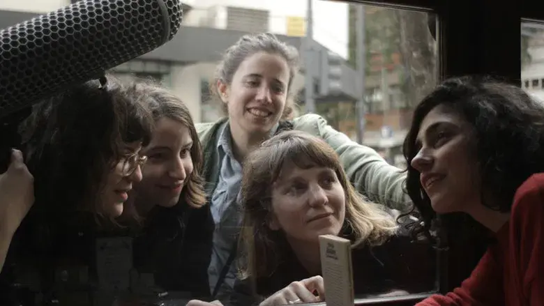 Las poetas visitan a Juana Bignozzi - Fondo