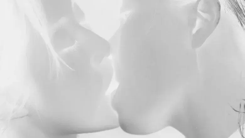 The Cloud in Her Room - Fondo