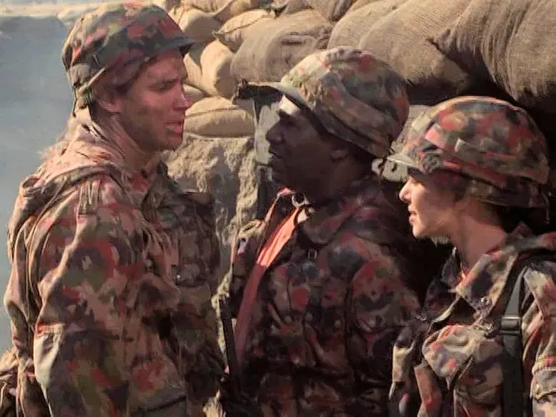 Extraños y camaradas