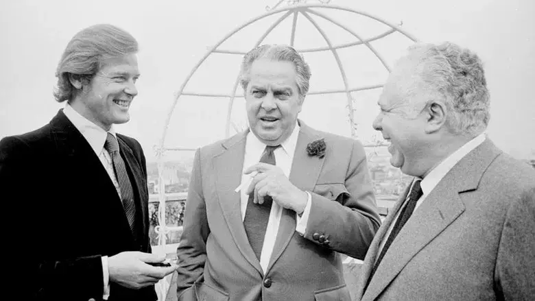 Todo o nada: la historia de 007 - Fondo