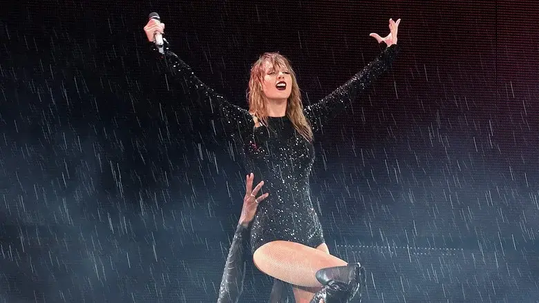 Taylor Swift: Reputation Stadium Tour - Fondo