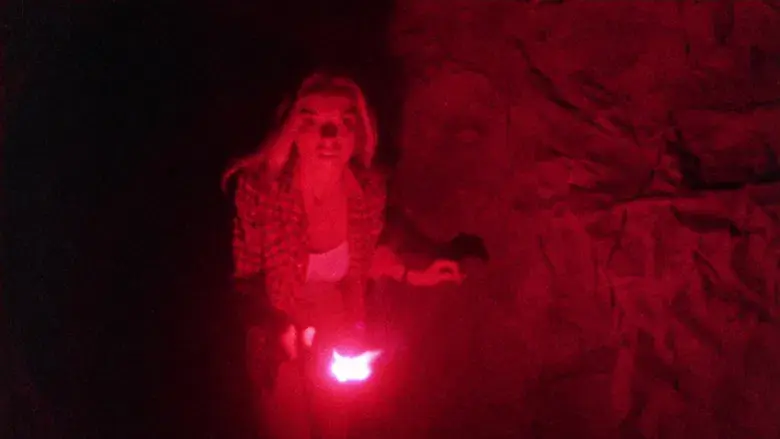 Lo extraño (Extraños) - Fondo