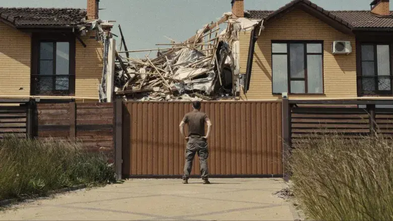 Porcelain War - Fondo