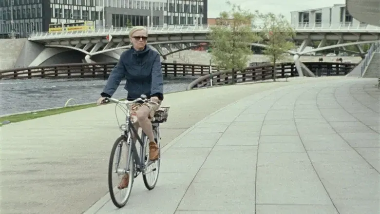 The Invisible Frame - Fondo