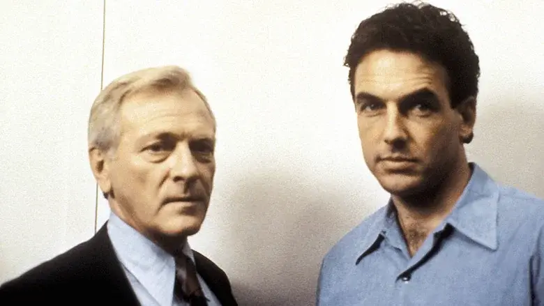 Deliberadamente extraño (TV) - Fondo