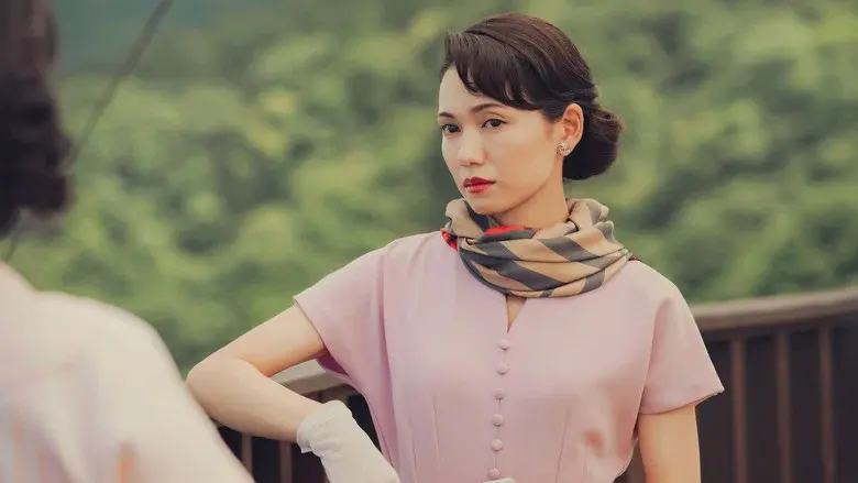 Pálida luz en las colinas - Fondo