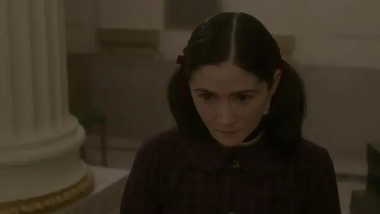 La huérfana: Primer asesinato - Fondo