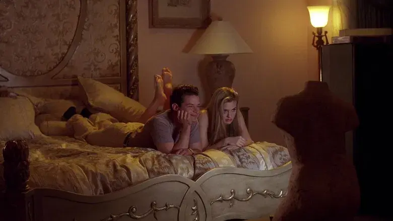 Clueless (Fuera de onda) - Fondo