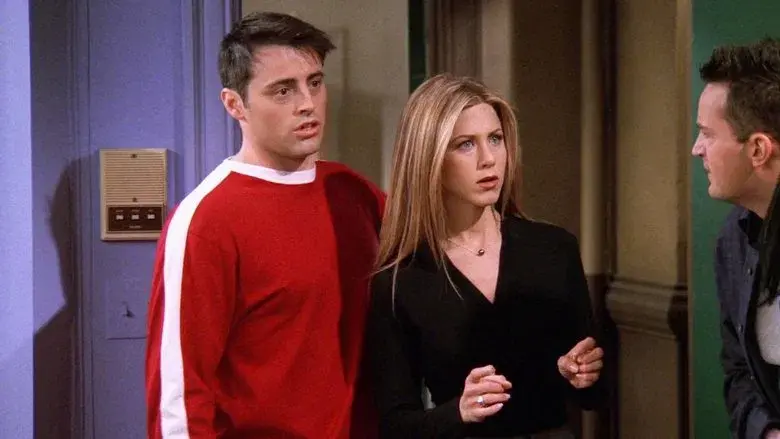 El de la chica que golpea a Joey