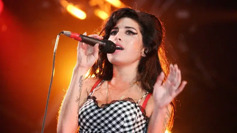 Amy (La chica detrás del nombre) - Fondo