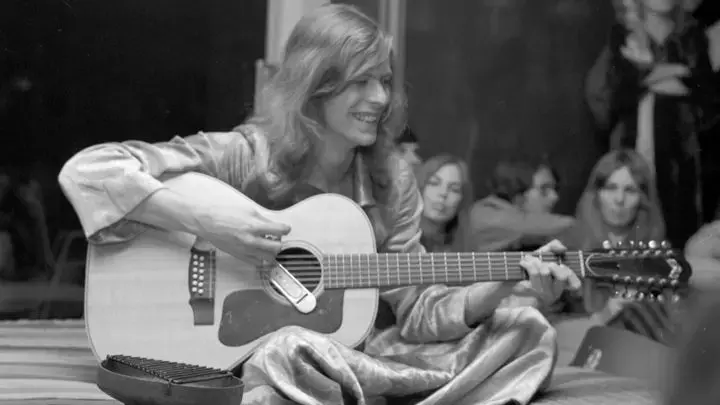 David Bowie ya tiene forma: Johnny Flynn lo interpretará en su biopic
