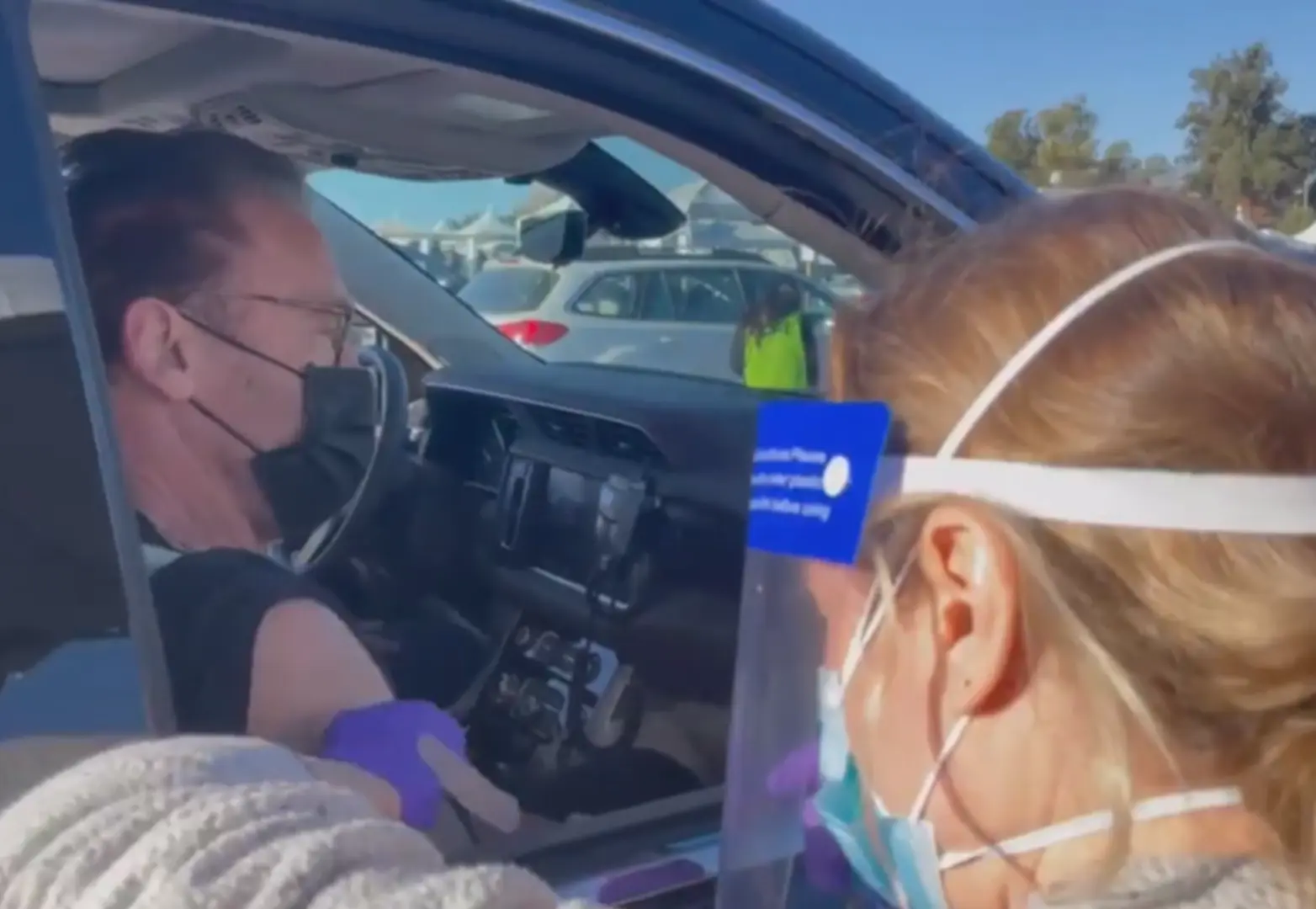 Arnold Schwarzenegger se vacunó contra el coronavirus y revivió una frase mítica