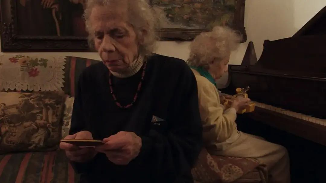 Crítica de 'Las cercanas', de María Álvarez con las gemelas Cavallini (Mar del Plata 2021)