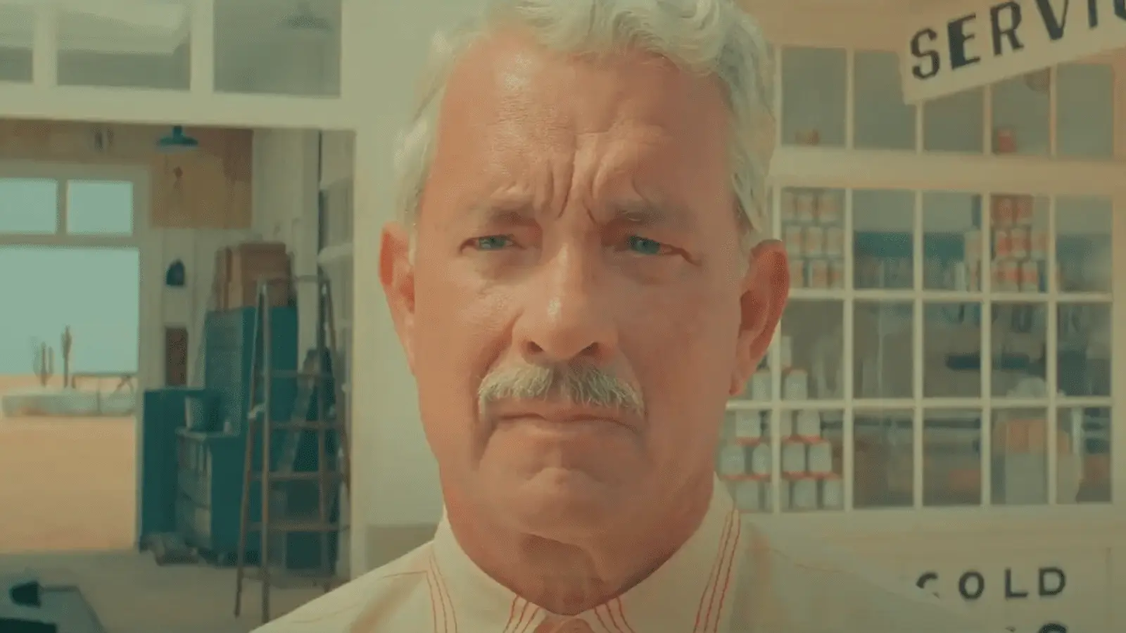 tom hanks en el trailer de asteroid city, la nueva pelicula de wes anderson.