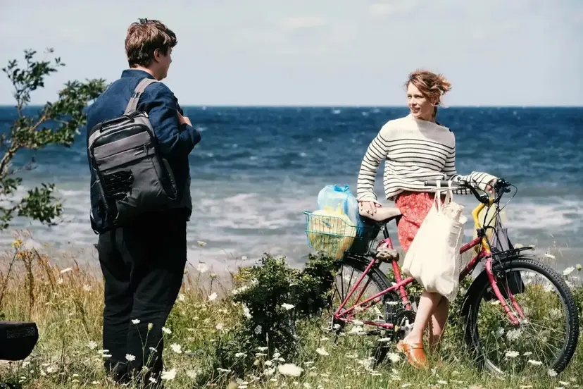 Crítica de &#8216;Cielo Rojo&#8217; (&#8216;Afire&#8217;), de Christian Petzold con Thomas Schubert y Paula Beer