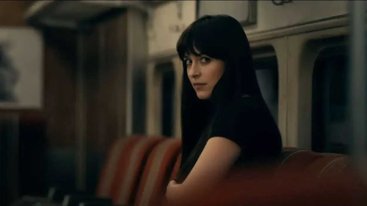 Dakota Johnson en el tren en Madame Web