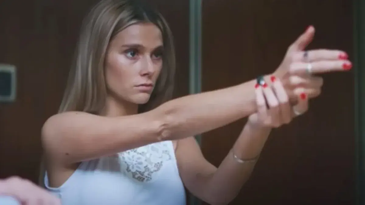 La actriz que hace de Nahir apunta una pistola imaginaria